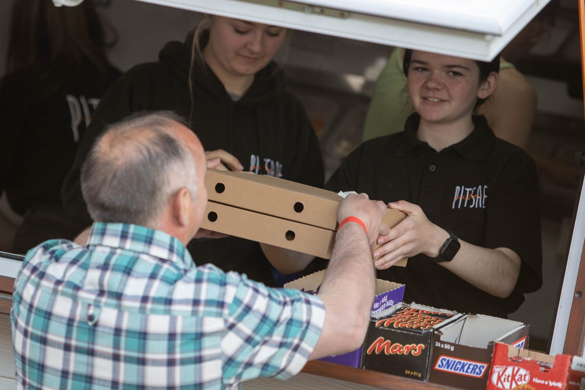 Llun o rhywun yn Prynu Pizza